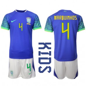 Brasilien Marquinhos #4 Replika Babytøj Udebanesæt Børn VM 2022 Kortærmet (+ Korte bukser)